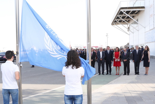 Su Majestad la Reina presencia junto a las autoridades presentes, el izado de la bandera de la Organización de las Naciones Unidas